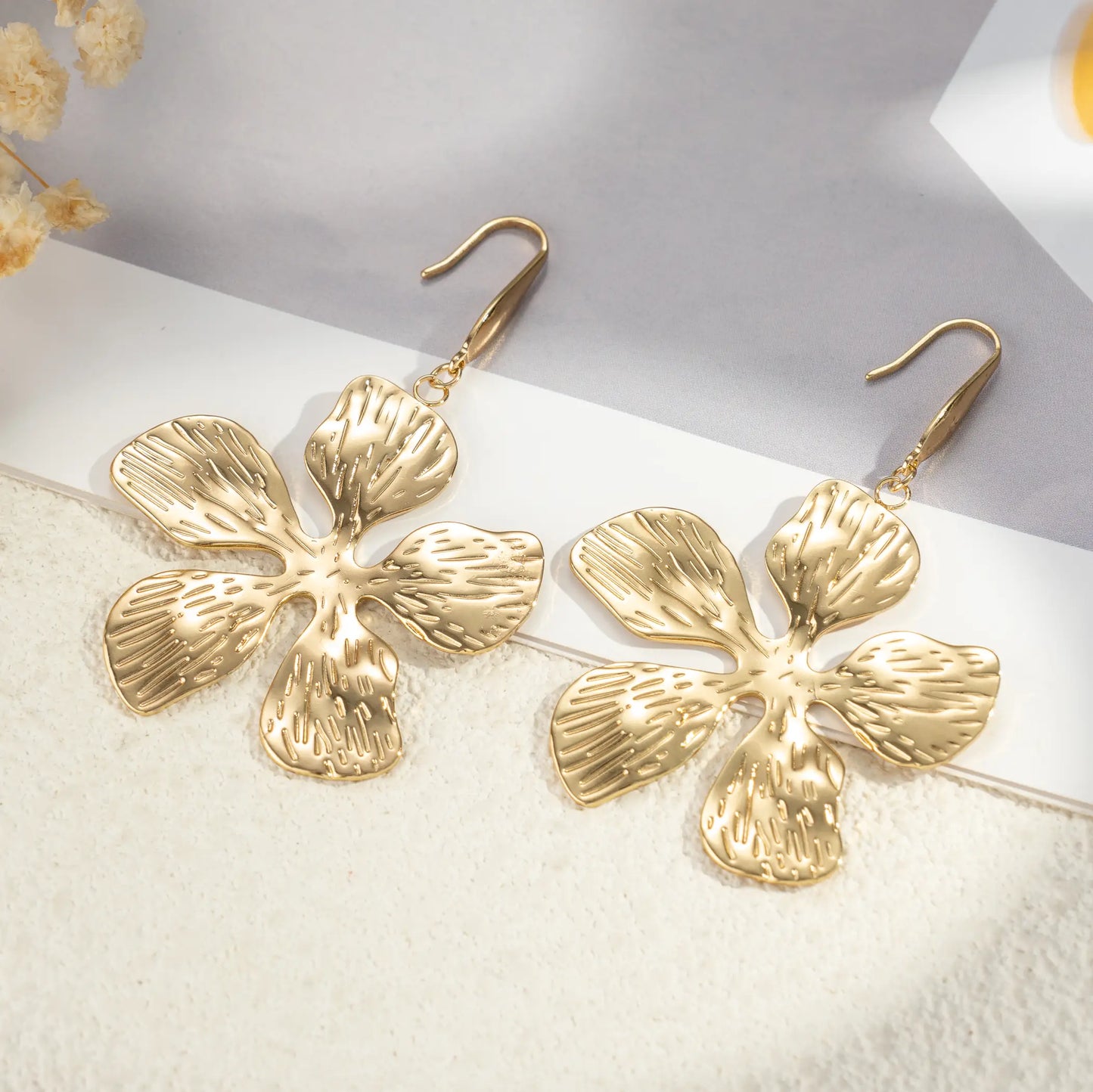 Boucles oreilles fleur dorées acier pétales texturés