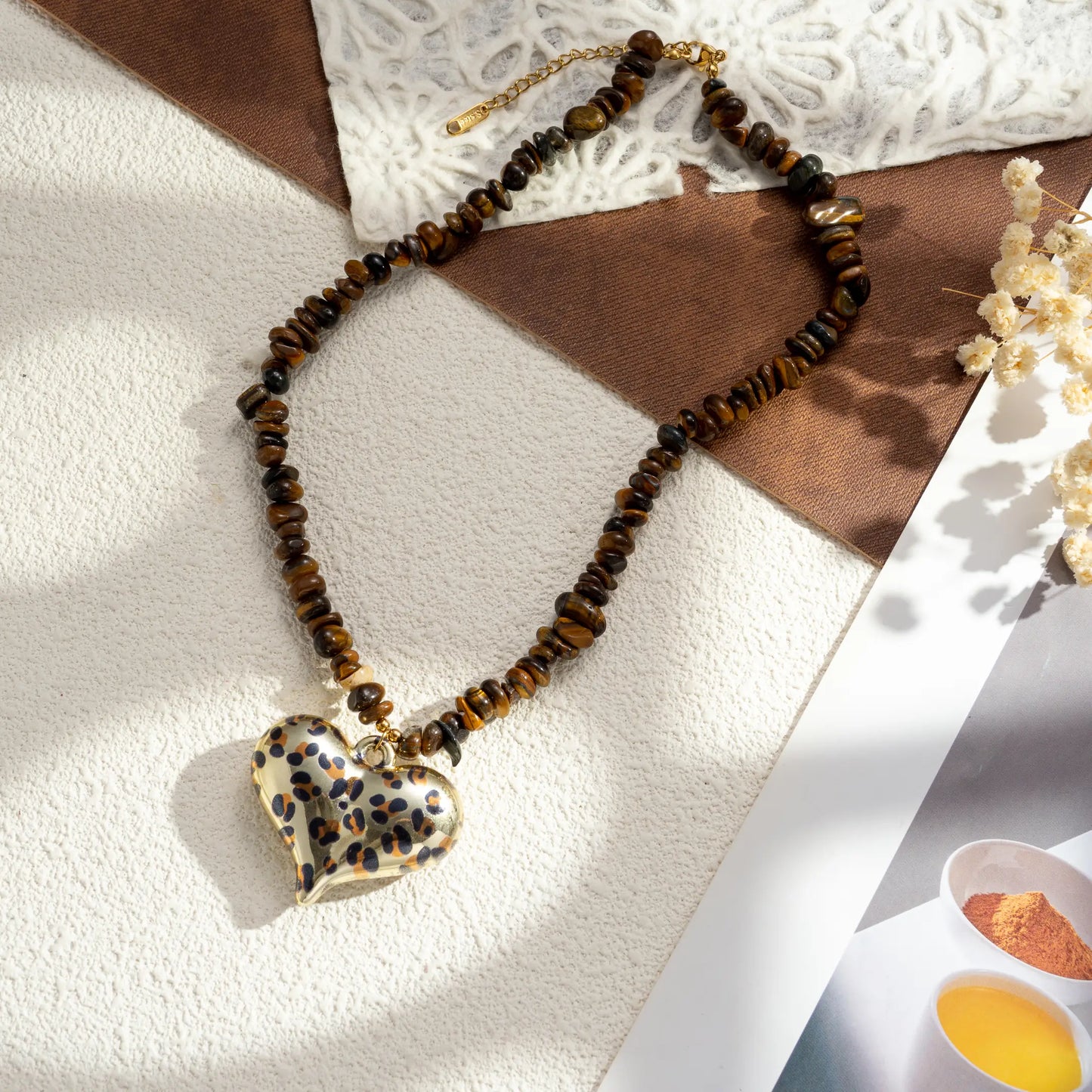 Collier pierre naturelle œil de tigre doré pendentif coeur