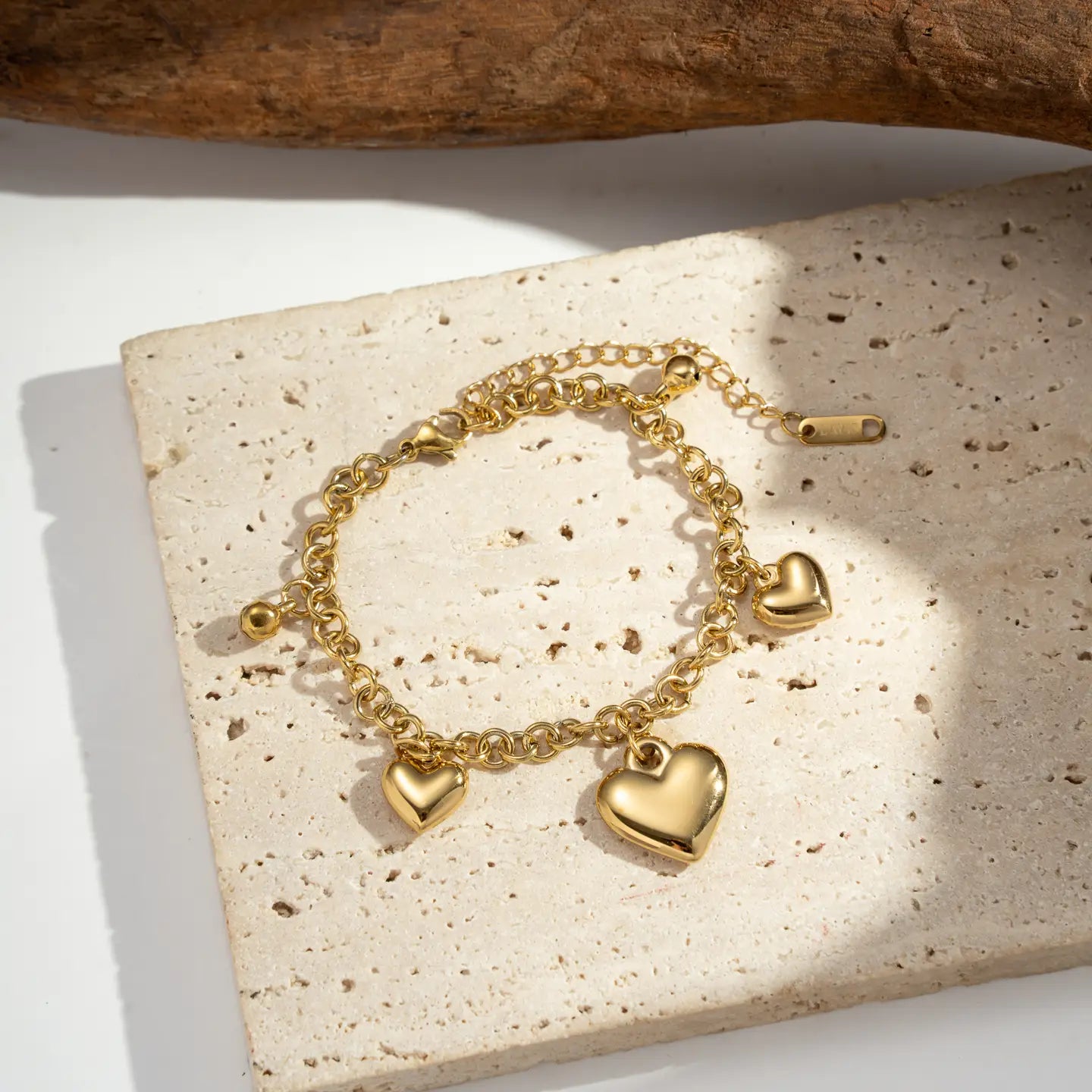 Bracelet maillons larges doré avec breloque cœur en acier